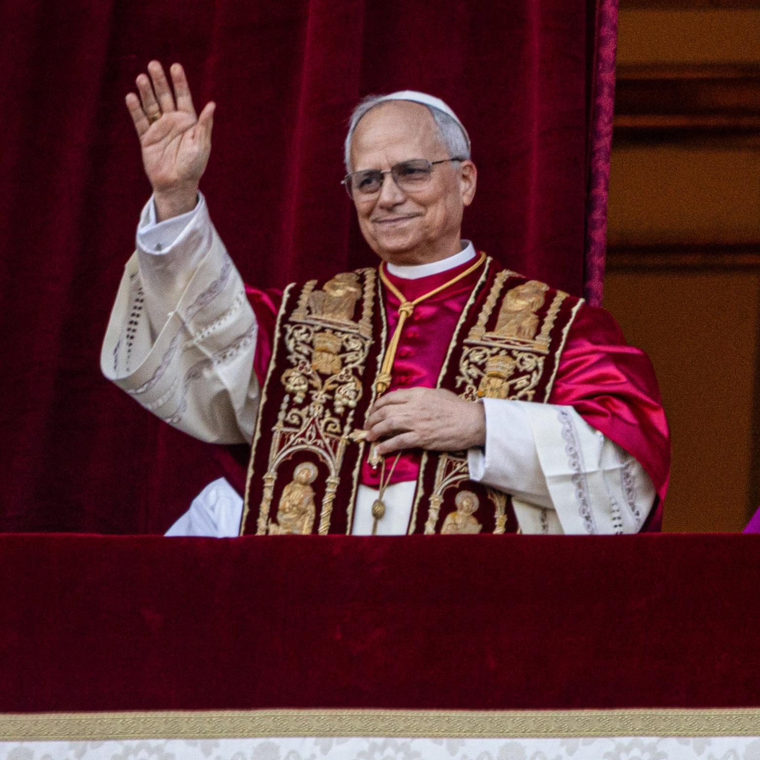 Papst Leo XIV. nach seiner Bekanntgabe auf der Loggia des Petersdoms