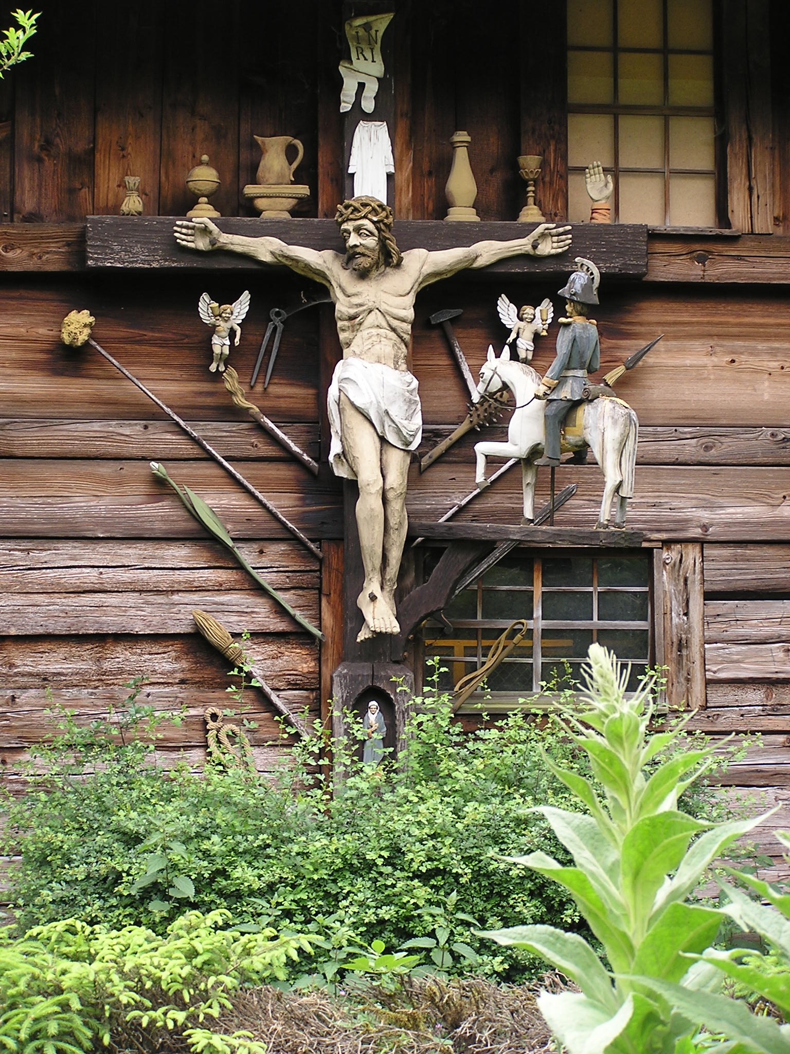 Kreuz mit Marterwerkzeugen der Passion Christi